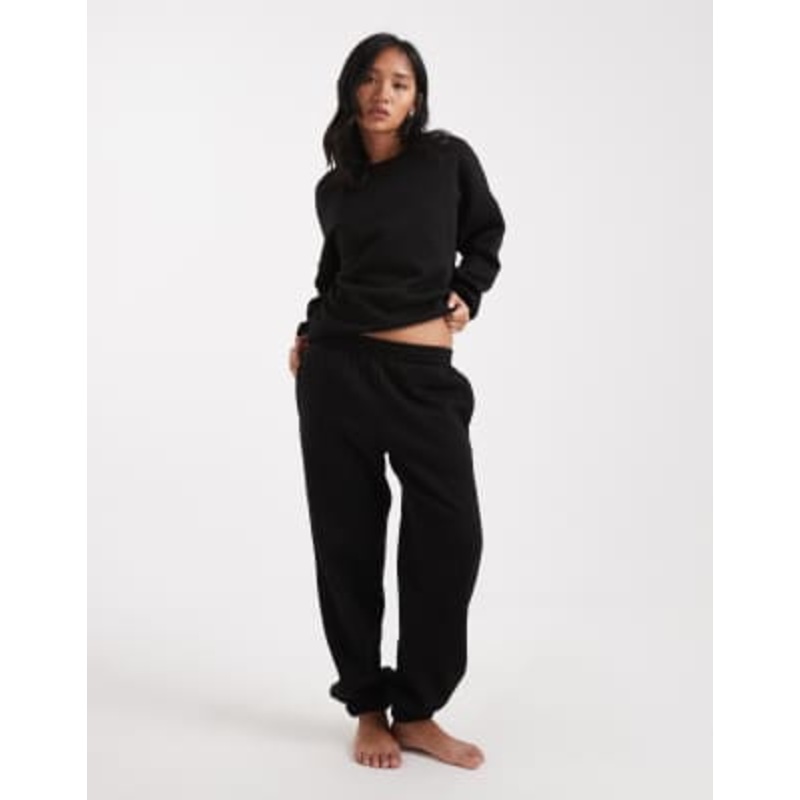 Vero Moda Petite oversized cuffed sweatpants in black – part of a set