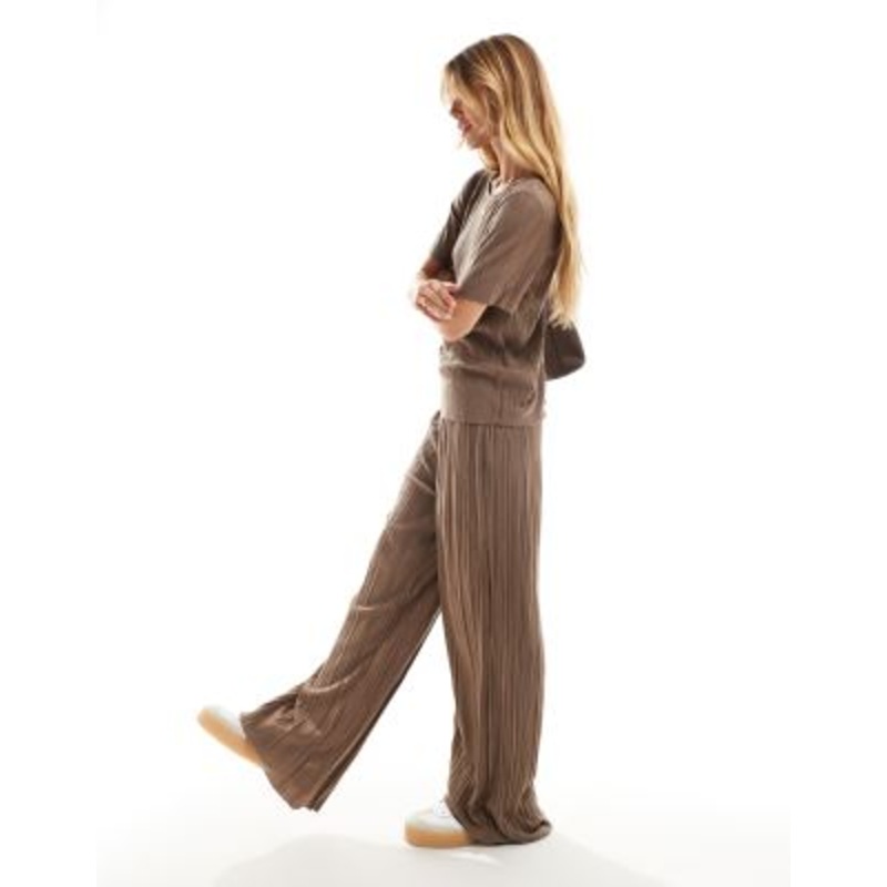 Vila plisse t-shirt and wide leg plisse pants set in brown