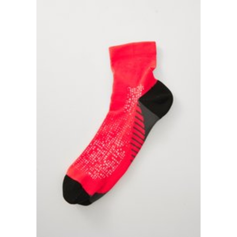 ASICS PERFORMANCE RUN QUARTER UNISEX – Sportsocken – flash red/goldfarben