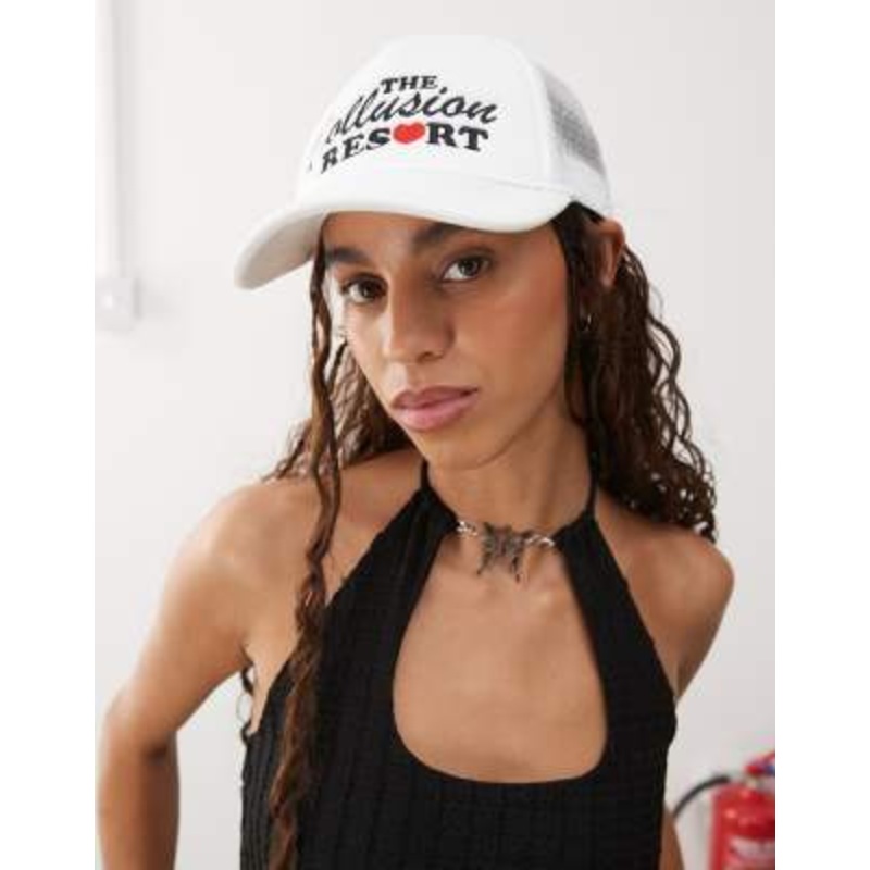 COLLUSION Cap with resort novelty embroidery in off-white