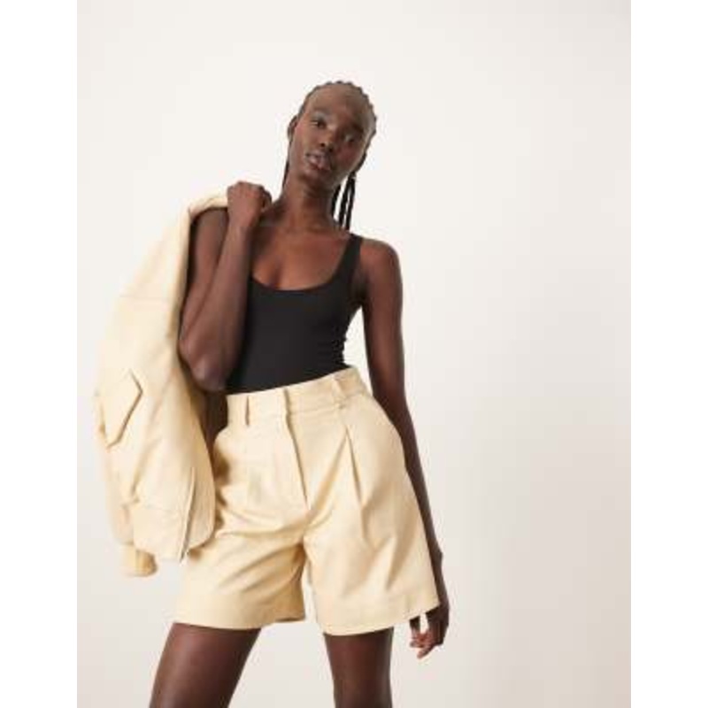 ARRANGE premium leather city shorts in buttermilk – part of a set