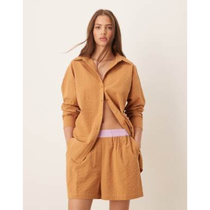 DESIGN seersucker shirt and contrast waistband shorts set in tan stripes