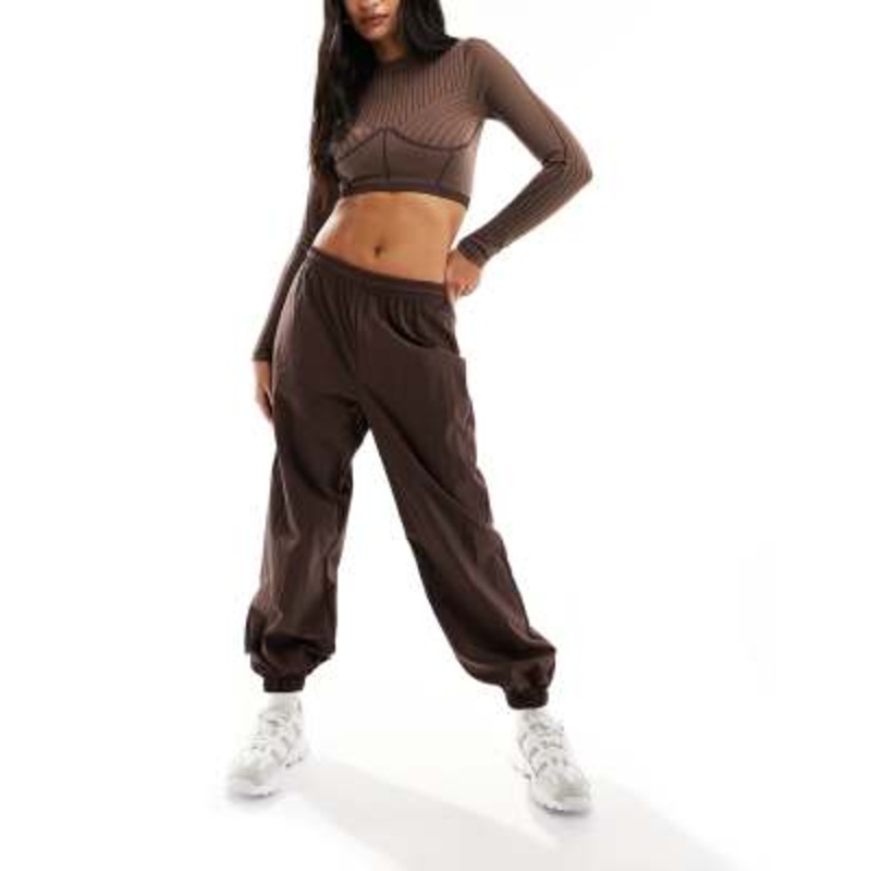 4505 woven parachute sweatpants in chocolate brown