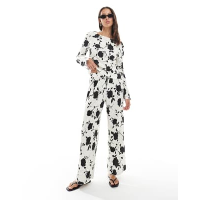 Vero Moda wide leg plisse pants in white and black floral print – part of a set