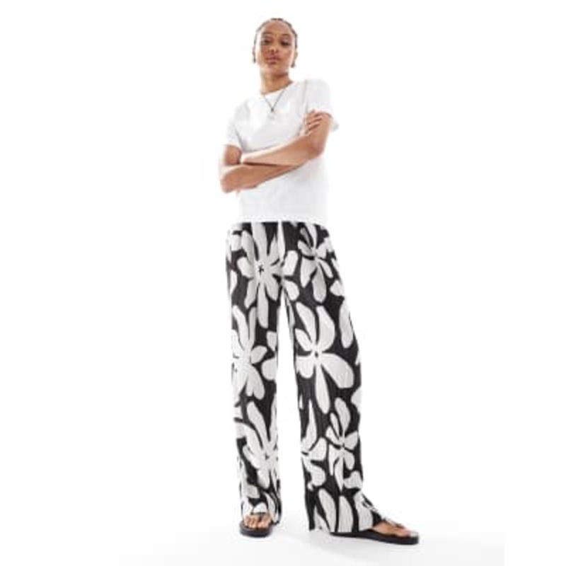 Vero Moda Tall high waist wide leg plisse pants in tropical conversational print