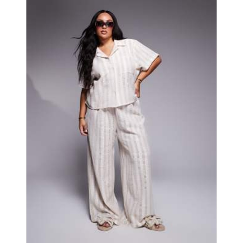 South Beach Curve set in beige and cream tile