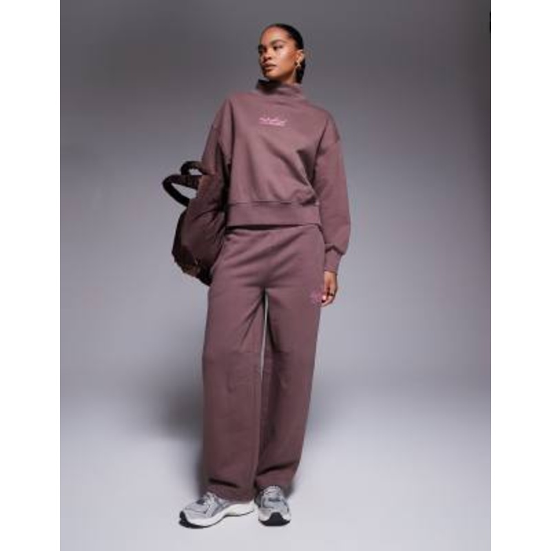 Weekend Collective heavyweight set with scribble embroidery in chocolate