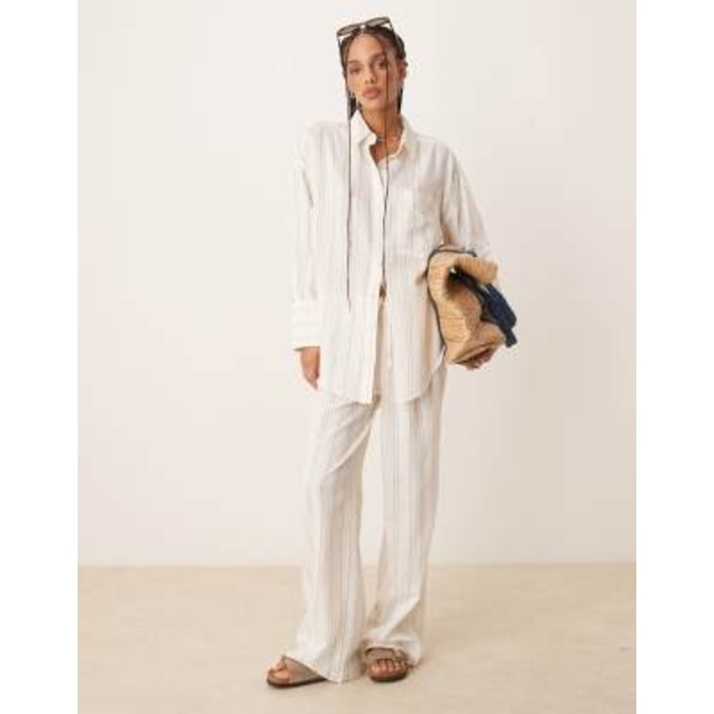 DESIGN Belle beach with linen in fine mono stripe