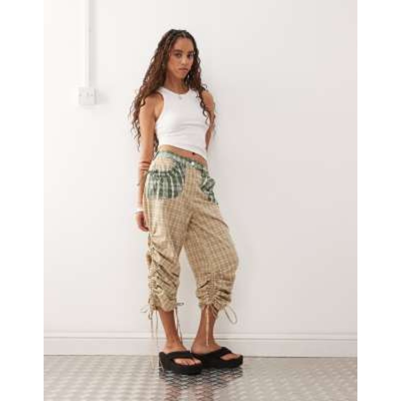 COLLUSION low rise ruched side capri in green plaid