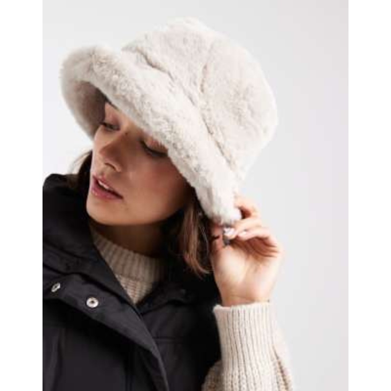 Vero Moda soft faux fur bucket hat in cream