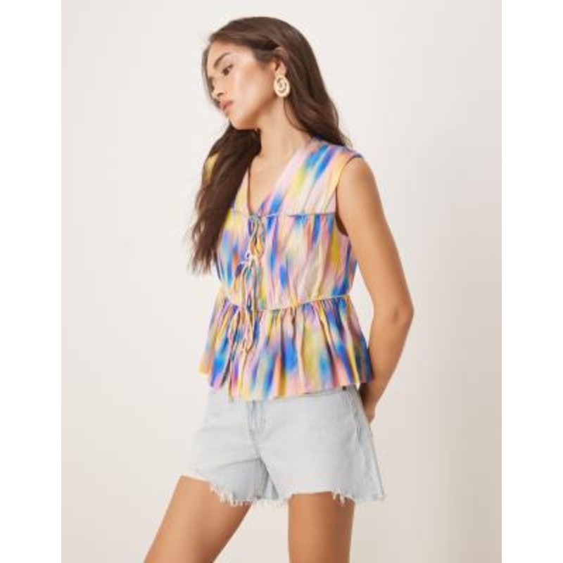 YAS sleeveless tie front top in multicolor smudge print