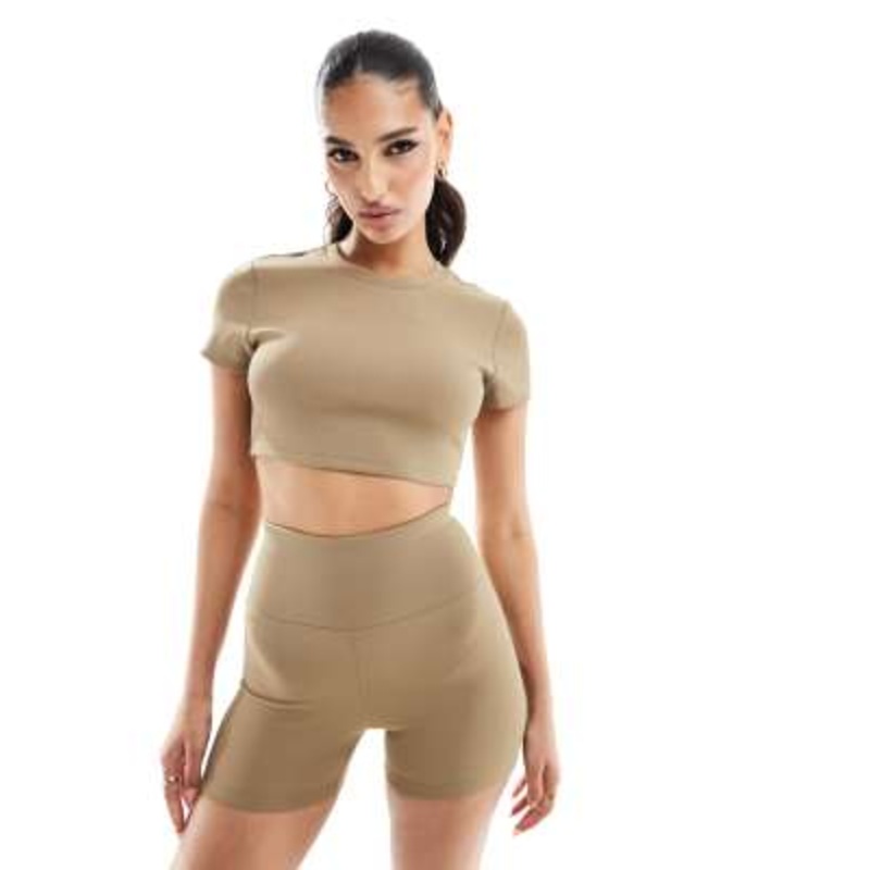 4505 ultra cropped active ribbed t-shirt in beige