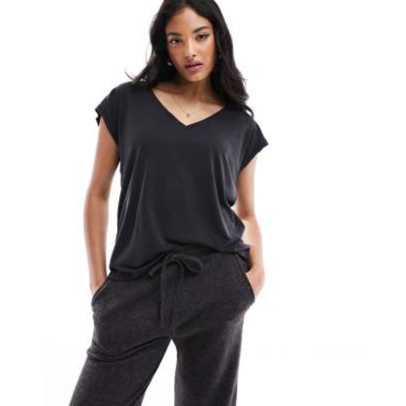 Vero Moda v neck t-shirt in black